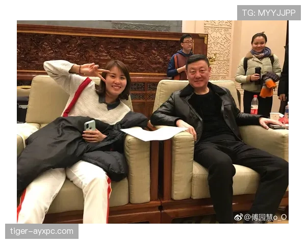 傅园慧又穿百元T挑战名媛派对,感觉她和豪门真是两个世界啊! 傅园慧又穿百元T挑战名媛派对,感觉她和豪门真是两个世界啊!