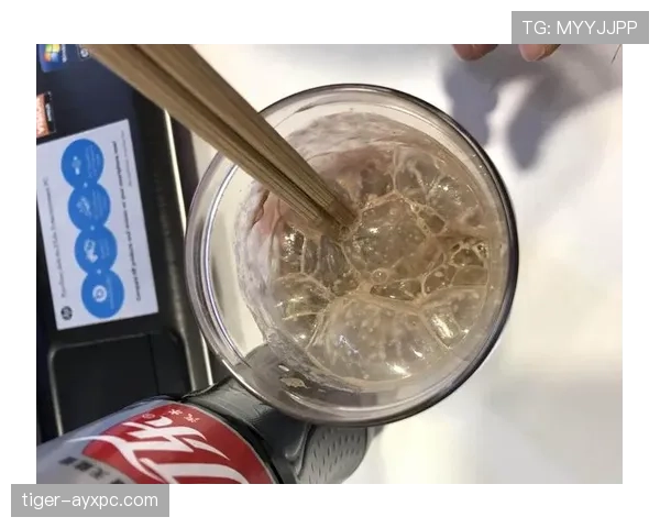 陈艺文家的冰箱里塞满蛋白粉，连饮料都是按克称着喝的